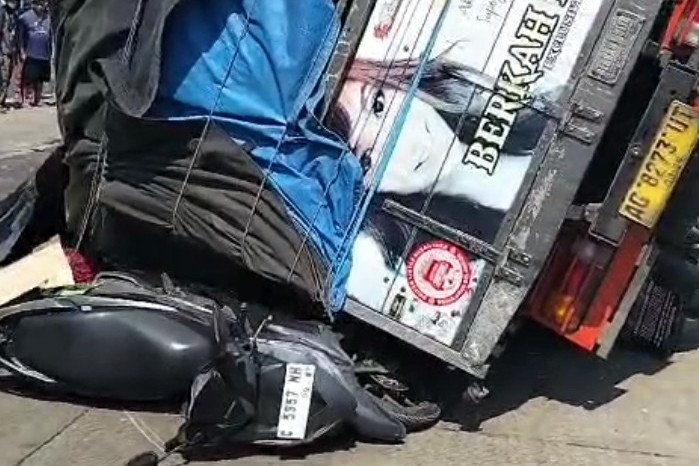 Truk Colt Diesel Terguling di Pantura Pemalang, Dua Pelajar Perempuan Tewas Tertimpa Bak