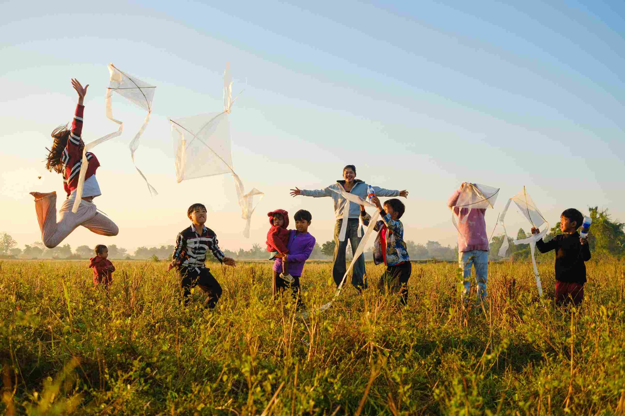 Mumpung Angin Lagi Kencang, Yuk Seru-seruan Main Layangan di Tengah Sawah!