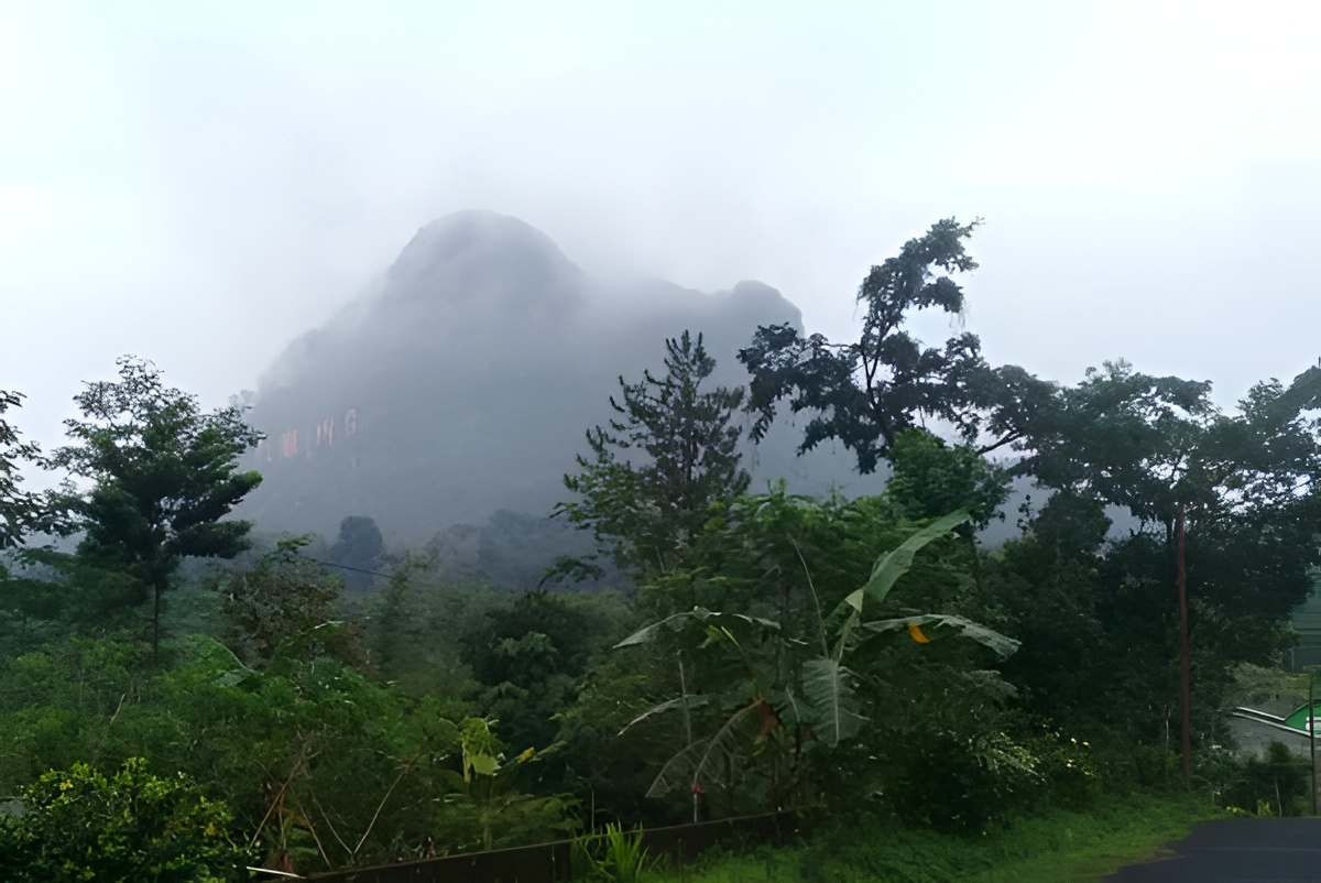 Di Balik Kabut Bukit Mendelem: Menjelajahi Jejak Sakral dan Legenda Batu Terbang Gunung Jimat