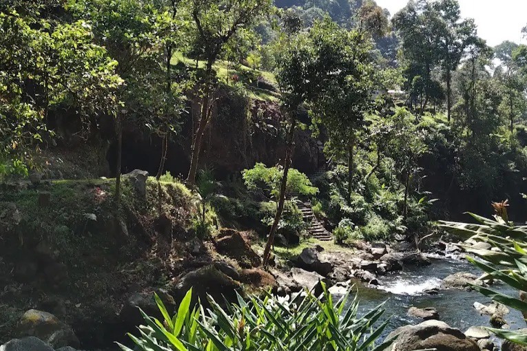 Meresapi Simfoni Alam Curug Jenggala, Sekeping Surga Tersembunyi di Rimbunnya Banyumas