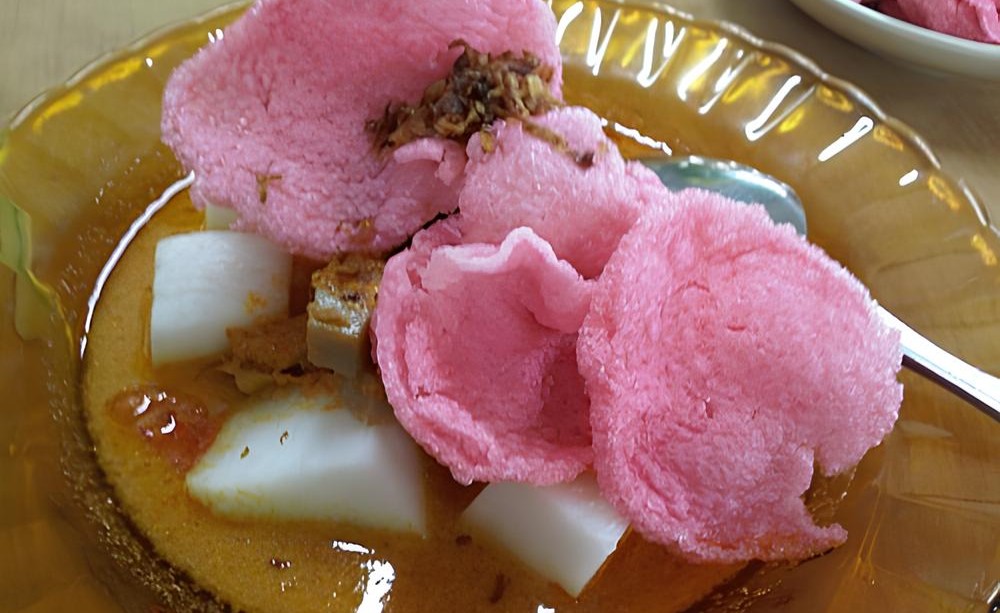 Menikmati Lontong Dekem: Kehangatan Mangkuk Berkuah Rempah Khas Pemalang