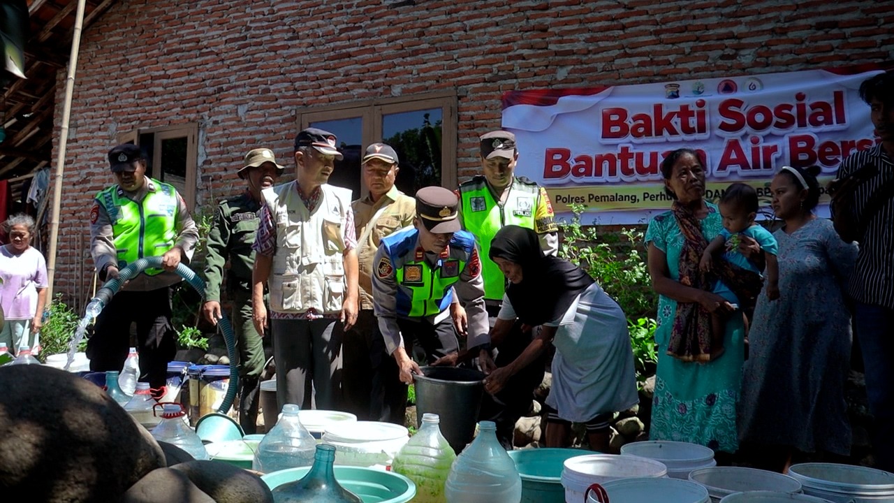 Dilanda Kekeringan, Polsek Bantarbolang Patroli dan Salurkan 5.000 Liter Air Bersih untuk Warga Desa Kuta Pemalang