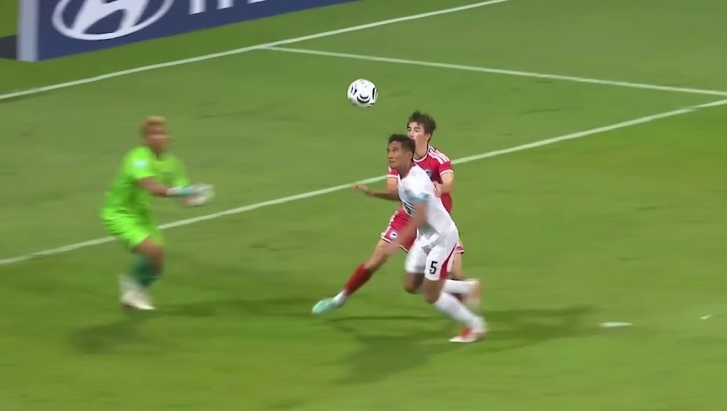 Momen saat pemain bertahan Timnas Indonesia, Rizky Ridho (5), berupaya mengamankan area pertahanan dari serangan udara pemain Singapura dalam laga penentu Grup A Piala AFF 2026 yang berkesudahan dengan skor imbang 1-1. (Foto: Tangkapan Layar YT ASEAN United FC Match Highlights)